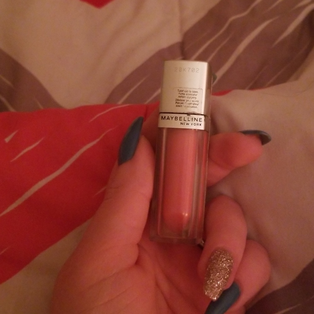 Lip gloss in petal plush